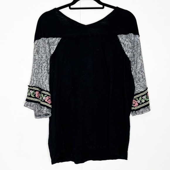 Umgee NWT Embroidered Henley Top - Picture 2 of 4